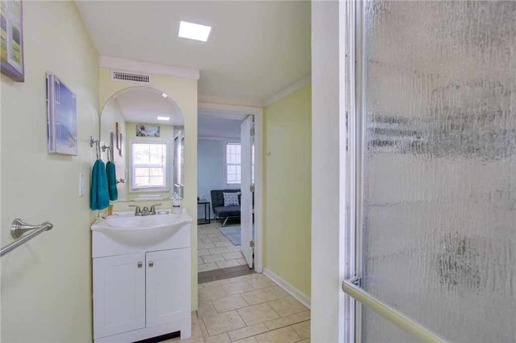 23 Center St - Sunny Side Down - Downstairs Apartment Folly Beach Rum bild